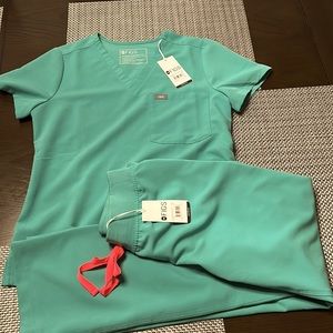 Women's WEARFIGS Scrubs Surgical Green SET!